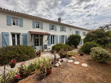 5 Bedroom(s) - 4 Bathroom(s) - 1,330m² land for sale in Charente-Maritime, Poitou-Charentes, France - FrenchPropertyPortal.com Spacieuse maison de village for sale for 388,500€ in Charente-Maritime, Poitou-Charentes