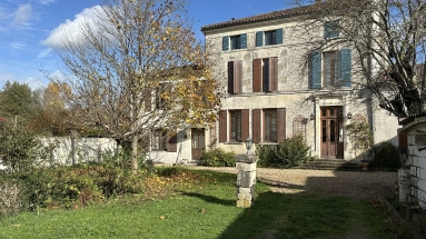 6 Bedroom(s) - 2 Bathroom(s) - 3,317m² land for sale in Charente-Maritime, Poitou-Charentes, France - FrenchPropertyPortal.com Accueillante maison de maître for sale for 254,400€ in Charente-Maritime, Poitou-Charentes