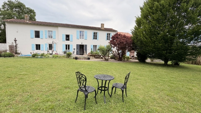 3 Bedroom(s) - 3,047m² land for sale in Charente-Maritime, Poitou-Charentes, France - FrenchPropertyPortal.com Jolie maison charentaise de caractère for sale for 256,800€ in Charente-Maritime, Poitou-Charentes