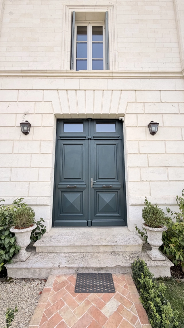 Séduisante maison  de ville proche du centre de St Jean d'Angély for sale for 540,000&euro; in Charente-Maritime, Poitou-Charentes