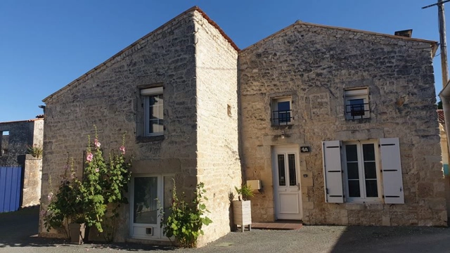 4 Bedroom(s) - 2 Bathroom(s) - 413m² land for sale in Charente-Maritime, Poitou-Charentes, France - FrenchPropertyPortal.com Jolie charentaise for sale for 281,430€ in Charente-Maritime, Poitou-Charentes