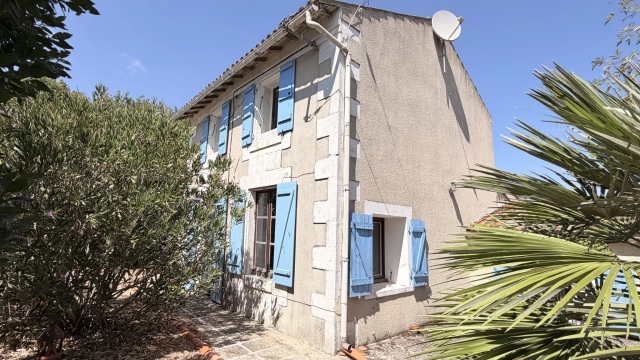 Jolie maison qui cache bien son jeu... for sale for 160,500&euro; in Charente-Maritime, Poitou-Charentes