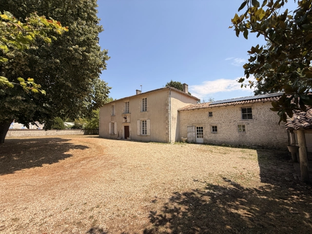 Logis ancienne seigneurie for sale for 193,000&euro; in Charente-Maritime, Poitou-Charentes
