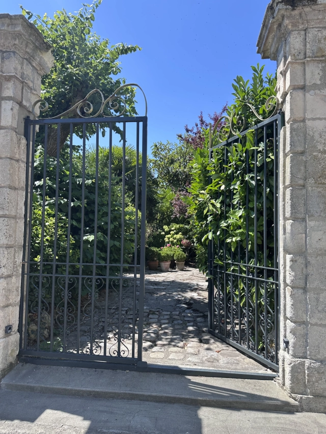Elle se mérite .. et se cache pour mieux vous surprendre for sale for 892,500&euro; in Charente-Maritime, Poitou-Charentes
