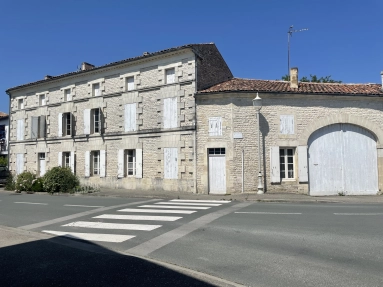 Ancien logis avec dépendances et grand jardin clos for sale for 250,000&euro; in Charente-Maritime, Poitou-Charentes