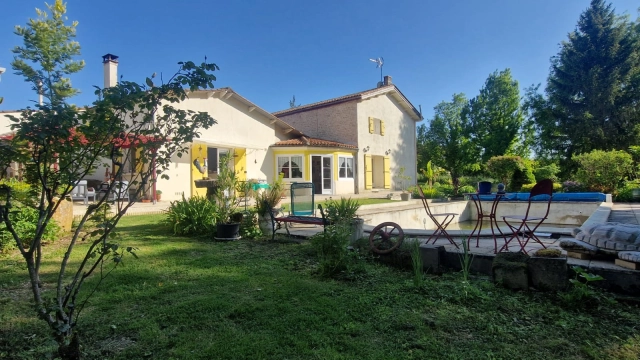 5 Bedroom(s) - 3 Bathroom(s) - 8,869m² land for sale in Charente-Maritime, Poitou-Charentes, France - FrenchPropertyPortal.com Maison charentaise au coeur de la nature for sale for 349,800€ in Charente-Maritime, Poitou-Charentes