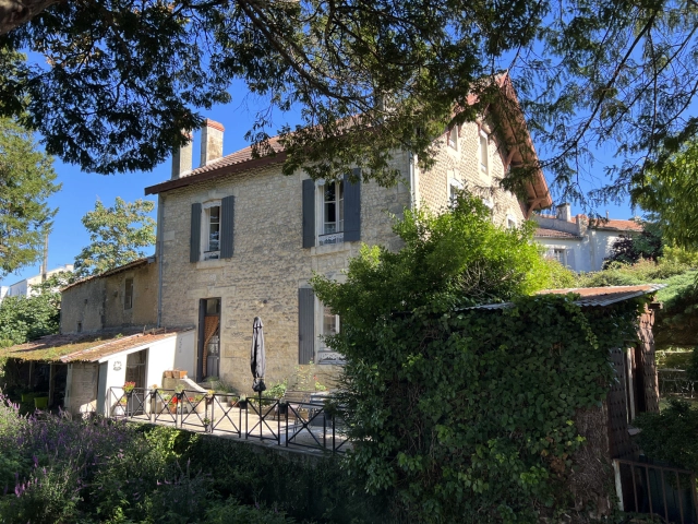 5 Bedroom(s) - 1,057m² land for sale in Charente-Maritime, Poitou-Charentes, France - FrenchPropertyPortal.com Maison atout charme st jean d'Angély for sale for 263,000€ in Charente-Maritime, Poitou-Charentes