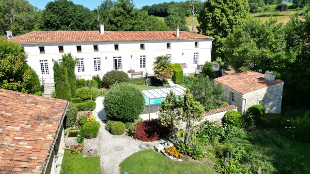 Un domaine inspirant et enchanteur for sale for 795,000&euro; in Charente-Maritime, Poitou-Charentes