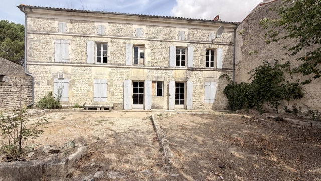 Propriété charentaise à rénover for sale for 119,000&euro; in Charente-Maritime, Poitou-Charentes