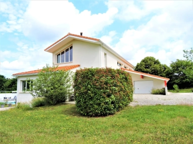 Modern architectural villa for sale near Golf Charente for sale for 440,000&euro; in Charente, Poitou-Charentes