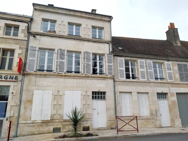 Mixed-use building with garden for sale in Saint Savin 86 for sale for 556,400&euro; in Vienne, Poitou-Charentes