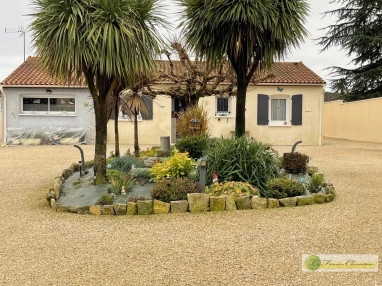 Charming single-storey house for sale for 236,250&euro; in Charente, Poitou-Charentes