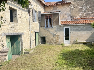 House in Bourg for sale for 34,000€ in Charente, Poitou-Charentes
