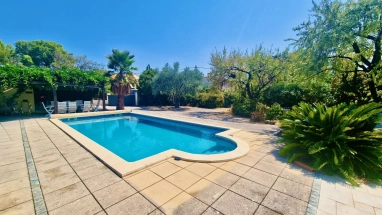 Beautiful 4 Bedroom Village House with Pool for sale for 395,000&euro; in Hérault, Languedoc-Roussillon