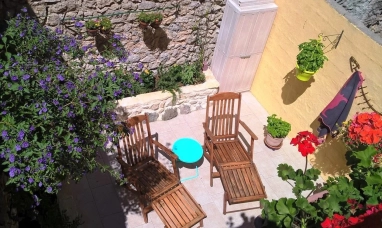 Cute 2 bedroom village house with courtyard garden and terrace for sale for 198,000€ in Hérault, Languedoc-Roussillon