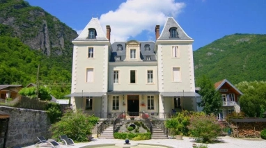 19th-century castle, Pyrenees, ideal for bed and breakfast or a small hotel. for sale for 850,000&euro; in Haut-Garonne, Midi-Pyrénées