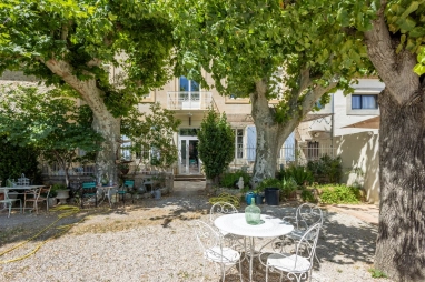 Renovated Maison de Maître with independent accommodation, garden, pool and barns, 15 minutes from Narbonne. for sale for 648,000&euro; in Aude, Languedoc-Roussillon