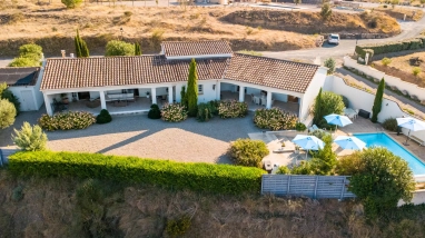 Single-story villa with open view for sale for 495,000&euro; in Aude, Languedoc-Roussillon
