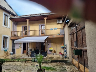 Spacious townhouse with outbuildings and courtyard for sale for 200,000&euro; in Haut-Garonne, Midi-Pyrénées