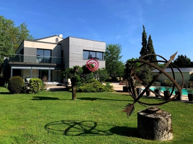 Beautifully Renovated 4 bed Family Villa with Pool, Outbuildings and Exceptional Grounds for sale for 895,000&euro; in Tarn, Midi-Pyrénées