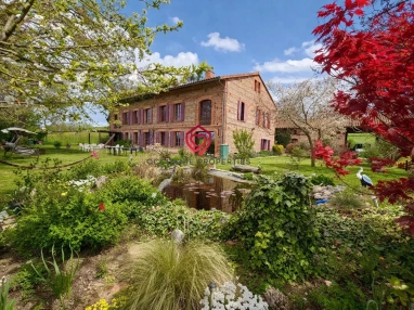 Magnificent former farm with outbuilding for sale for 465,900&euro; in Haut-Garonne, Midi-Pyrénées