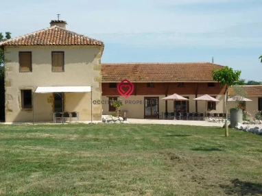 Large family house with swimming pool and beautiful views for sale for 334,000&euro; in Gers, Midi-Pyrénées
