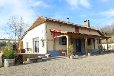 Charming cottage with mountain and countryside views, outbuildings near Riscle 32 for sale for 219,000&euro; in Gers, Midi-Pyrénées