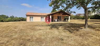 For sale, single-story country house with land for sale for 255,000&euro; in Ariège, Midi-Pyrénées