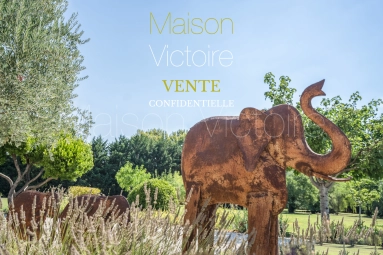 Stunning 19th century Mas with meticulously landscaped grounds. for sale for 2,580,000&euro; in Vaucluse, Provence-Alpes-Côte-d\'Azur
