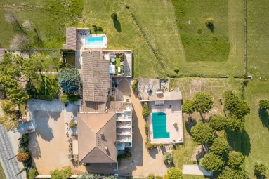 Hotel-restaurant and Bastide with swimming pools in the heart of the Luberon. for sale for 2,715,000&euro; in Vaucluse, Provence-Alpes-Côte-d\'Azur