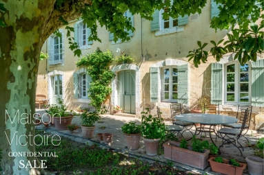 5 Bedroom(s) - 4 Bathroom(s) - 4,280m² land for sale in Vaucluse, Provence-Alpes-Côte-d\'Azur, France - FrenchPropertyPortal.com Renovated Bastide property, with heated pool and private gardens, close to l'Isle-sur-la-Sorgue. for sale for 1,450,000€ in Vaucluse, Provence-Alpes-Côte-d\'Azur