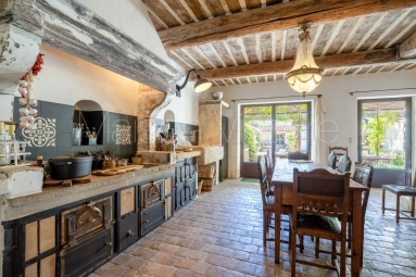 Beautifully renovated village property in the heart of the Alpilles. for sale for 980,000&euro; in Bouches-du-Rhône, Provence-Alpes-Côte-d'Azur