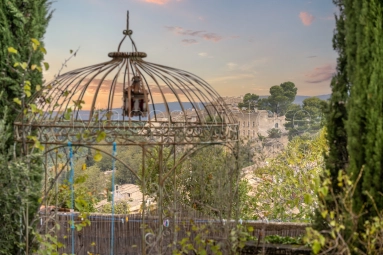 4 Bedroom(s) - 4 Bathroom(s) - 639m² land for sale in Vaucluse, Provence-Alpes-Côte-d\'Azur, France - FrenchPropertyPortal.com Superbly positioned village property, with swimming pool and panoramic views. for sale for 1,950,000€ in Vaucluse, Provence-Alpes-Côte-d\'Azur
