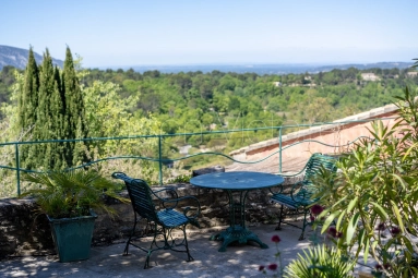Superb property, with guest house, garage and constructible plot of land, perched above the sought-after village of Ménerbes. for sale for 2,425,000&euro; in Vaucluse, Provence-Alpes-Côte-d\'Azur