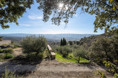 Gordes - villa with exceptional constructible plot of land. for sale for 870,000&euro; in Vaucluse, Provence-Alpes-Côte-d\'Azur