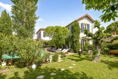 7 Bedroom(s) - 7 Bathroom(s) - 980m² land for sale in Vaucluse, Provence-Alpes-Côte-d\'Azur, France - FrenchPropertyPortal.com L'Isle-sur-la-Sorgue manor house with large private garden, within walking distance of local shops and restaurants. for sale for 1,290,000€ in Vaucluse, Provence-Alpes-Côte-d\'Azur