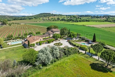 Beautiful 18th-century estate with 2 renovated houses, 2 pools and views. for sale for 3,695,000&euro; in Vaucluse, Provence-Alpes-Côte-d\'Azur