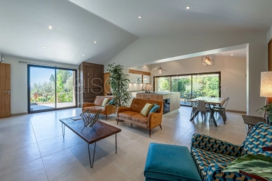 4 Bedroom(s) - 3 Bathroom(s) - 3,000m² land for sale in Vaucluse, Provence-Alpes-Côte-d\'Azur, France - FrenchPropertyPortal.com Freshly remodelled contemporary property with landscaped garden. for sale for 1,495,000€ in Vaucluse, Provence-Alpes-Côte-d\'Azur