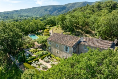 Exquisite detached farmhouse in the heart of the Luberon. for sale for 3,150,000&euro; in Vaucluse, Provence-Alpes-Côte-d\'Azur