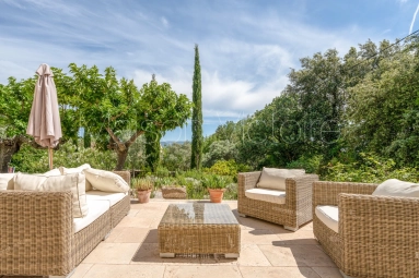 Contemporary villa in immaculate condition within walking distance of Cabrières-d'Avignon. for sale for 1,070,000&euro; in Vaucluse, Provence-Alpes-Côte-d\'Azur
