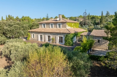 Elegant stone property with large garden, on the edge of the village. for sale for 1,272,000&euro; in Vaucluse, Provence-Alpes-Côte-d\'Azur