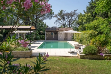 Beautifully renovated property with gîte, guest suites & pool. for sale for 1,250,000&euro; in Vaucluse, Provence-Alpes-Côte-d\'Azur
