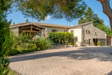 5 Bedroom(s) - 5 Bathroom(s) - 19,850m² land for sale in Vaucluse, Provence-Alpes-Côte-d\'Azur, France - FrenchPropertyPortal.com Superbly renovated farmhouse with tennis court, guest house and Luberon views. for sale for 1,750,000€ in Vaucluse, Provence-Alpes-Côte-d\'Azur