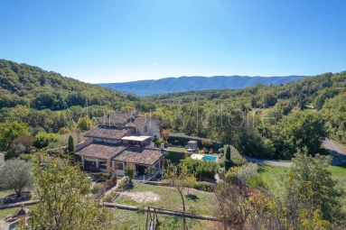 Superbly renovated farmhouse, with swimming pool and views. for sale for 980,000&euro; in Vaucluse, Provence-Alpes-Côte-d\'Azur