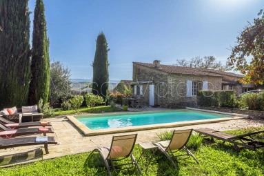 Beautiful 18th century stone farmhouse close to Gordes, with two independent gîtes. for sale for 890,000&euro; in Vaucluse, Provence-Alpes-Côte-d\'Azur