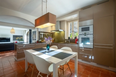 Lovely property with views and a constructible plot of land. for sale for 1,190,000&euro; in Vaucluse, Provence-Alpes-Côte-d\'Azur