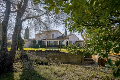 5 Bedroom(s) - 3 Bathroom(s) - 3,924m² land for sale in Vaucluse, Provence-Alpes-Côte-d\'Azur, France - FrenchPropertyPortal.com Rare riverside haven with private island in L’Isle-sur-la-Sorgue for sale for 1,350,000€ in Vaucluse, Provence-Alpes-Côte-d\'Azur
