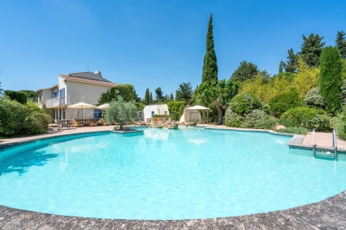 7 Bedroom(s) - 4 Bathroom(s) - 4,240m² land for sale in Vaucluse, Provence-Alpes-Côte-d\'Azur, France - FrenchPropertyPortal.com Spacious villa property with swimming pool. for sale for 650,000€ in Vaucluse, Provence-Alpes-Côte-d\'Azur