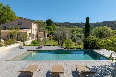Beautifully renovated farmhouse with refined interior design on the edge of the village. for sale for 3,500,000&euro; in Vaucluse, Provence-Alpes-Côte-d\'Azur