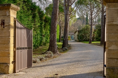 Spacious contemporary stone property, on the edge of l'Isle-sur-la-Sorgue. for sale for 2,100,000&euro; in Vaucluse, Provence-Alpes-Côte-d\'Azur